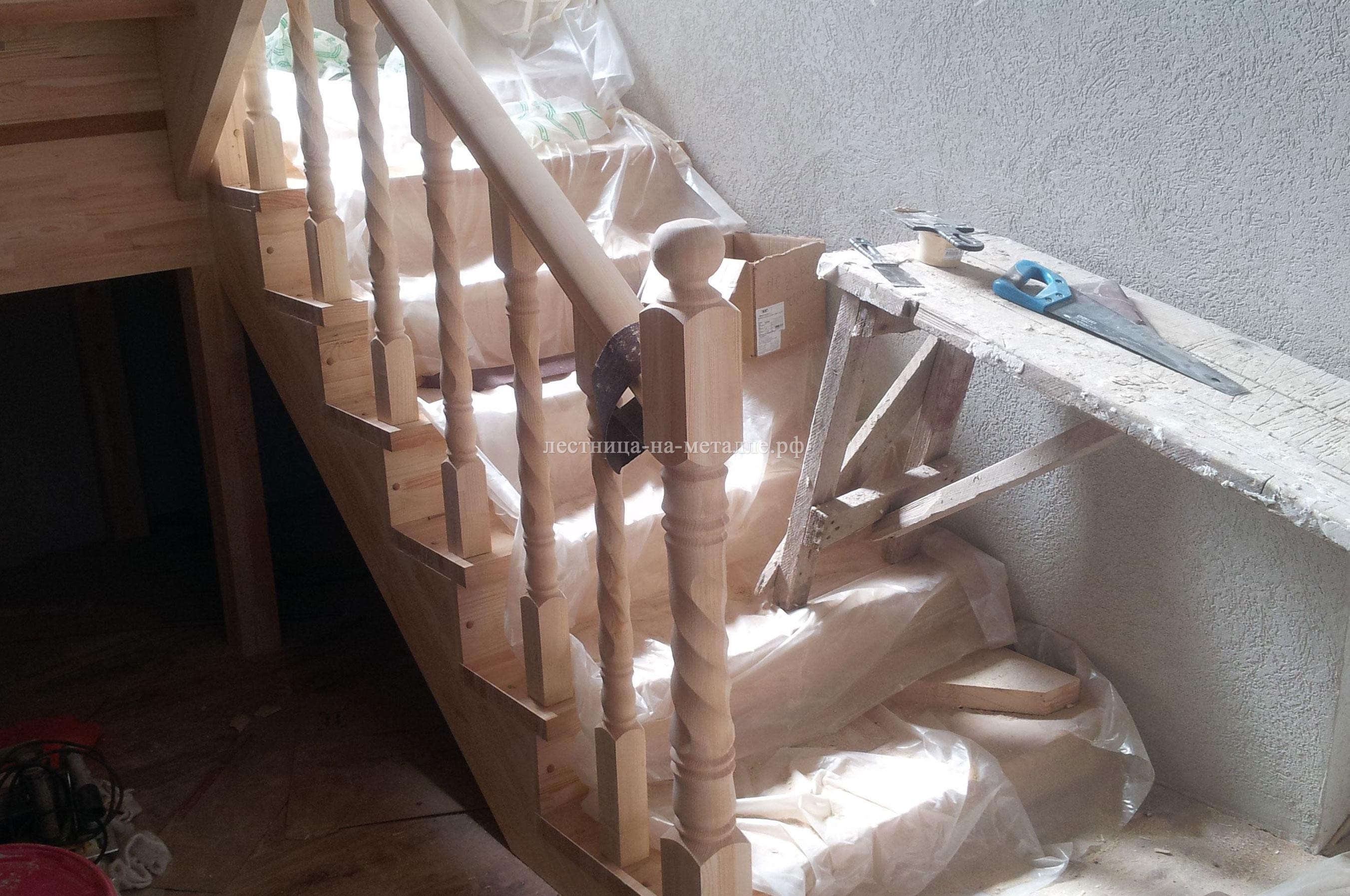 деревянная лестница в строящемся доме
