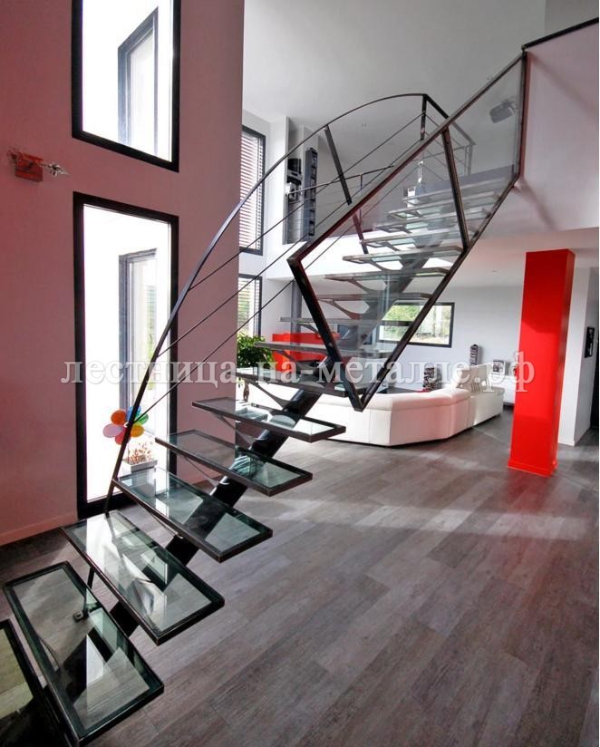 металлическая лестница со стеклянными ступенями