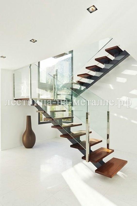 металлическая лестница со стеклянными ограждениями