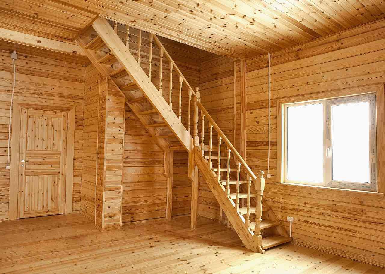 открытая деревянная лестница на дачу